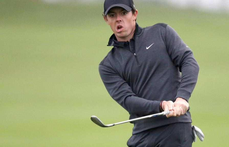 Rory McIlroy mantiene el liderato; Tiger Woods tuvo que batallar para no quedar fuera