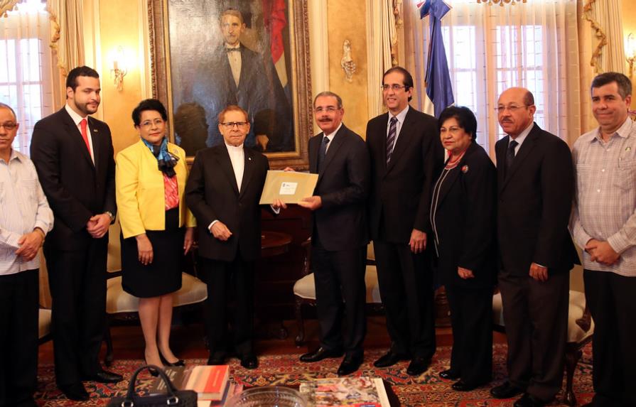 Presidente Medina recibe texto del Pacto Educativo; se firmará mañana