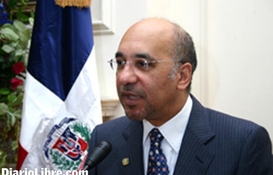 De Castro resalta la preparación del personal de la embajada en Estados Unidos