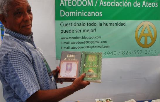 Ateos venden la Biblia en la Feria; se ubican entre cristianos e islamistas