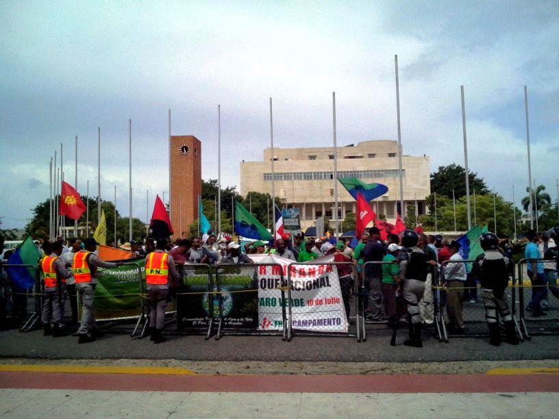 Manifestantes frente al Congreso piden a legisladores evitar una desgracia por Loma Miranda