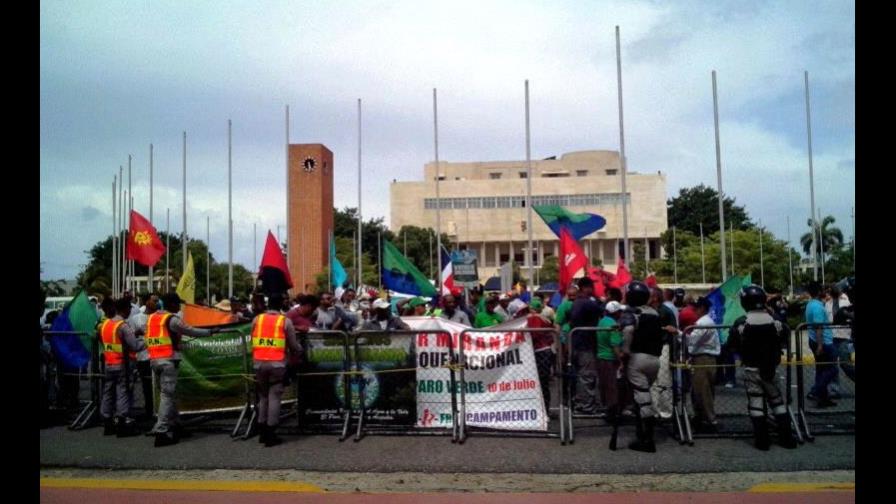 Manifestantes frente al Congreso piden a legisladores evitar una desgracia por Loma Miranda Manifestantes frente al Congreso piden a legisladores evitar una desgracia por Loma Miranda
