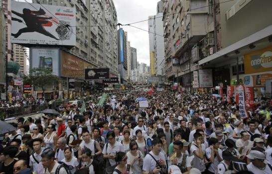 Cientos de miles marchan en Hong Kong contra China y por sufragio universal