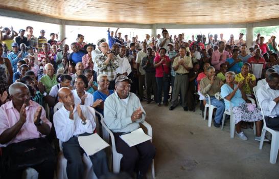 Danilo Medina dispone entrega de semillas de café en Villa Altagracia