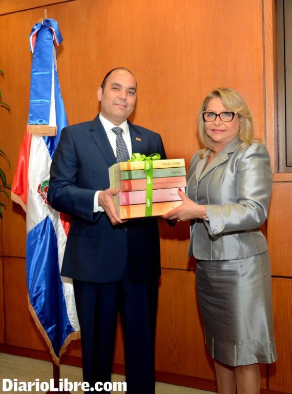 La embajada de Francia recibe libros