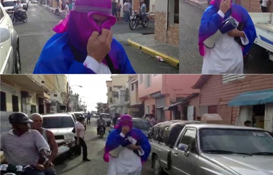 Un hombre con indumentaria blanca recorre las calles de Moca anunciando el fin del mundo