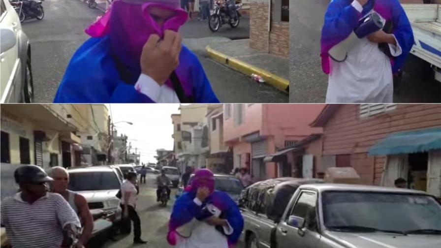 Un hombre con indumentaria blanca recorre las calles de Moca anunciando el fin del mundo Un hombre con indumentaria blanca recorre las calles de Moca anunciando el fin del mundo