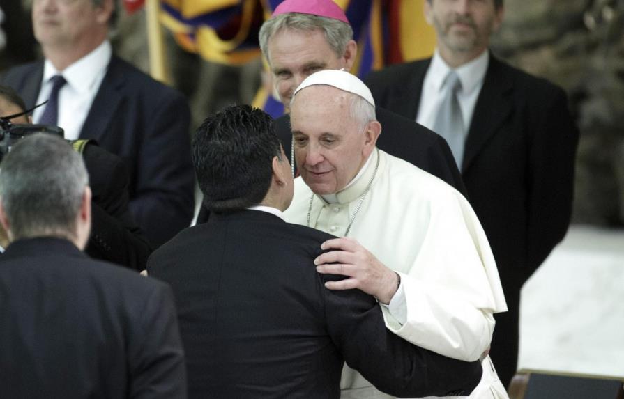 El papa abraza a Maradona tras recibir una camiseta de la selección argentina