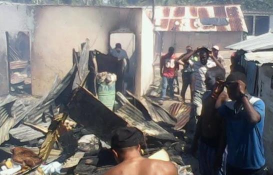 Fuego afecta 26 habitaciones de cuartería de Barrio Haití Chiquito, en Punta Cana