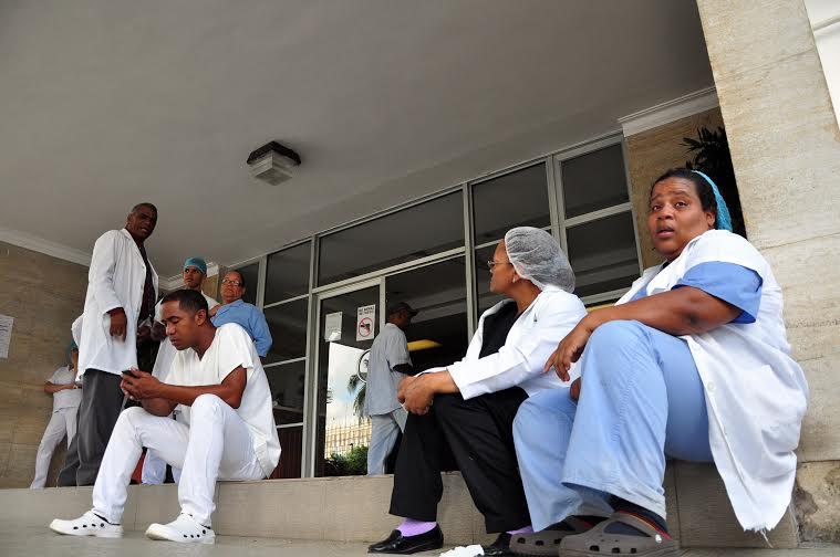 Enfermeras mantienen paro en hospital Arturo Grullón