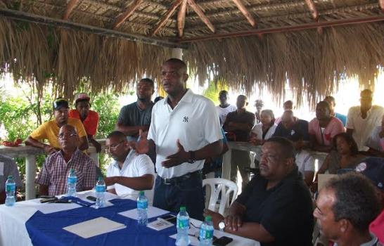 Hombres armados irrumpe en asamblea de camioneros de Boca Chica