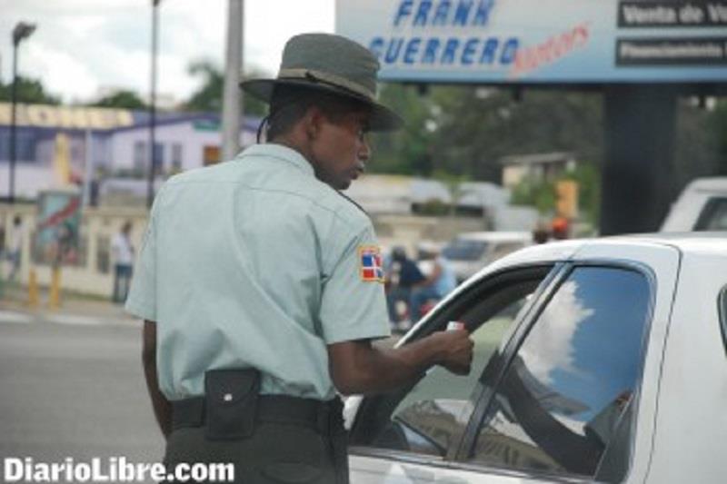 AMET inicia operativo para detener vehículos que transiten sin el marbete