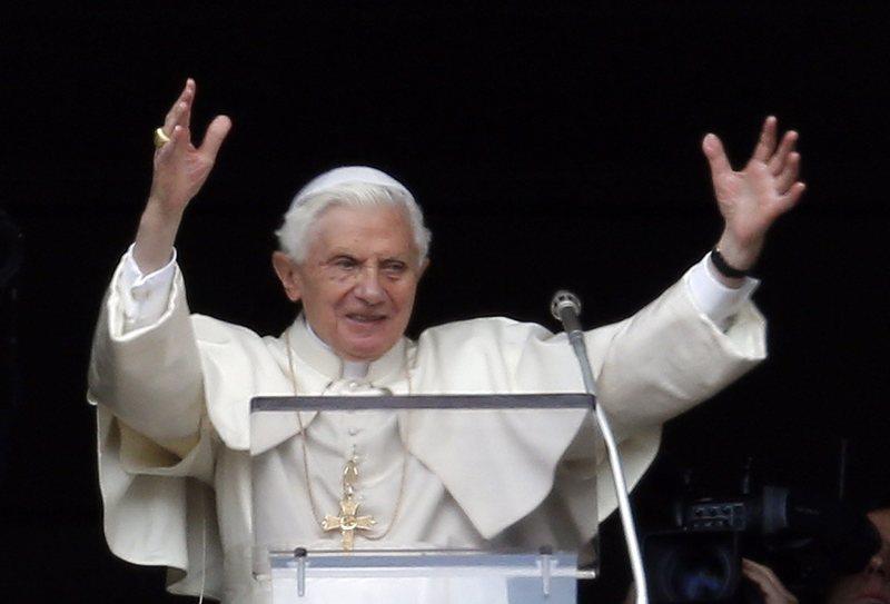 Benedicto XVI, un papa retirado pero muy presente