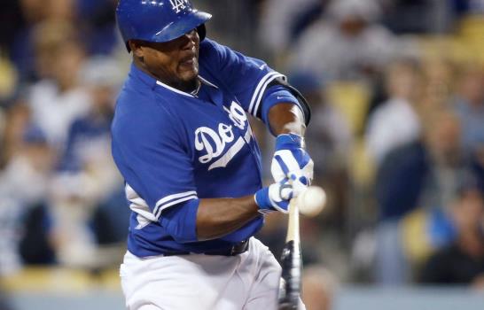 Juan Uribe de 4-3 y Yasiel Puig jonrón en triunfo de los Dodgers