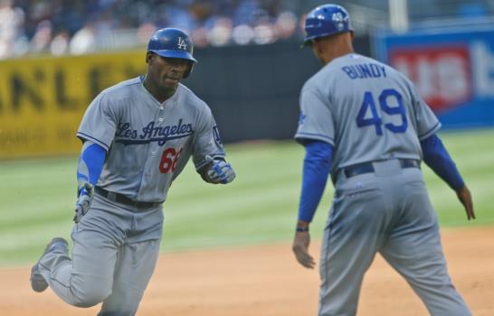 Juan Uribe de 4-3 y Yasiel Puig jonrón en triunfo de los Dodgers