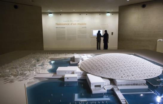 El museo Louvre Abu Dabi se presenta en París con su maqueta y 160 obras