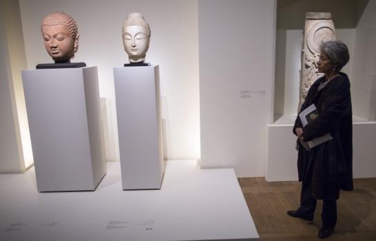 El museo Louvre Abu Dabi se presenta en París con su maqueta y 160 obras