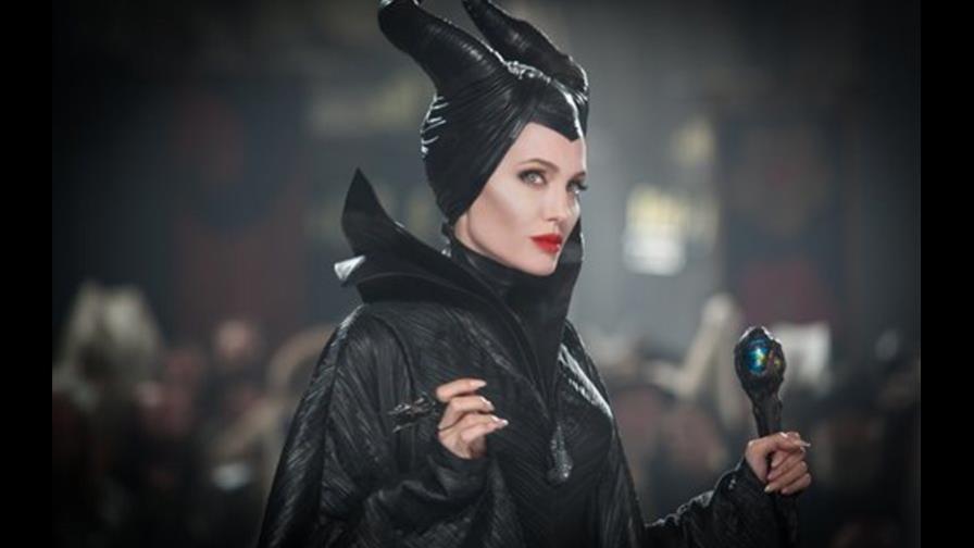 Maléfica hechiza a las taquillas en su debut