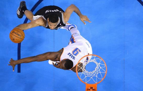 Tim Duncan y LeBron James buscan desempatar en final Tim Duncan y LeBron James buscan desempatar en final