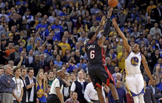 Tim Duncan y LeBron James buscan desempatar en final Tim Duncan y LeBron James buscan desempatar en final