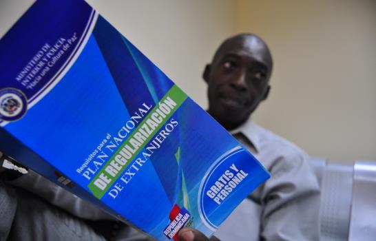 Solo 12 extranjeros iniciaron en Santiago el proceso del Plan de Regularización