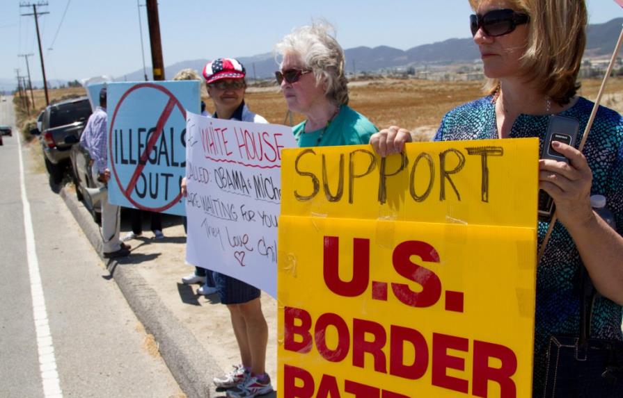 Grupos contra inmigrantes bloquean la llegada de 150 menores a California