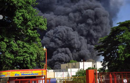 Gran humareda por fuego en depósito de neumáticos afecta parte sur de Santiago