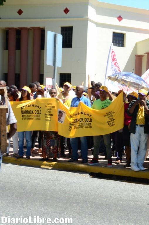 Familias en Cotuí exigen el pago de terrenos donde opera la Barrick Gold