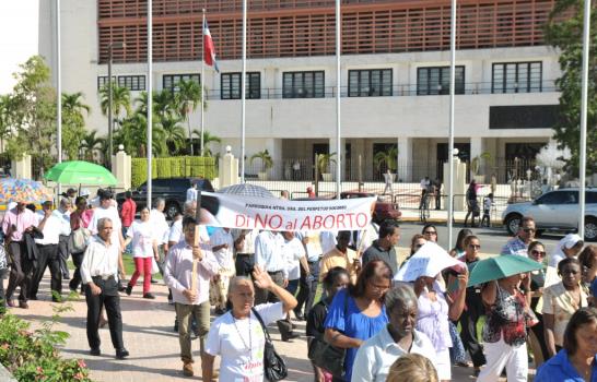 Católicos se manifiestan frente al Congreso en rechazo a observaciones Código Penal