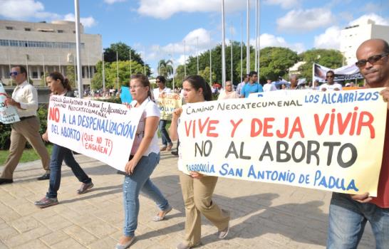 Católicos se manifiestan frente al Congreso en rechazo a observaciones Código Penal