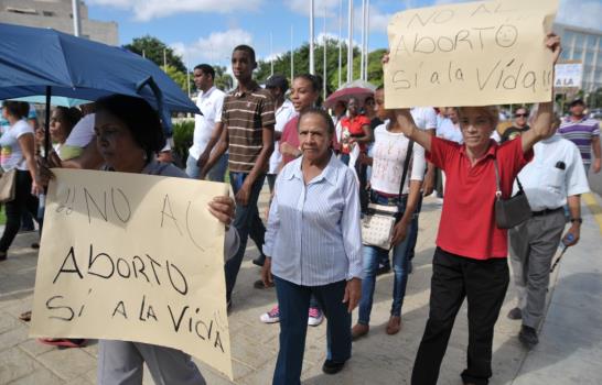 Católicos se manifiestan frente al Congreso en rechazo a observaciones Código Penal