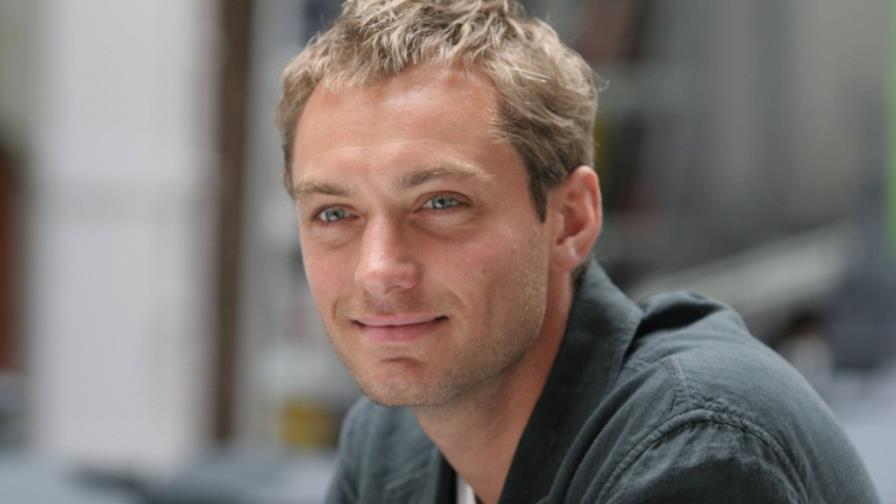 Jude Law se luce al mejor nivel en Don Hemingway