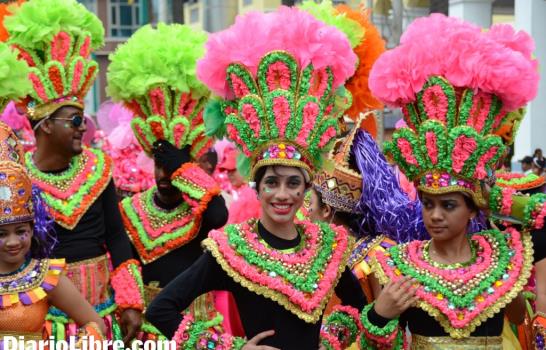 Jolgorio, alegría y comparsas en el Desfile Nacional