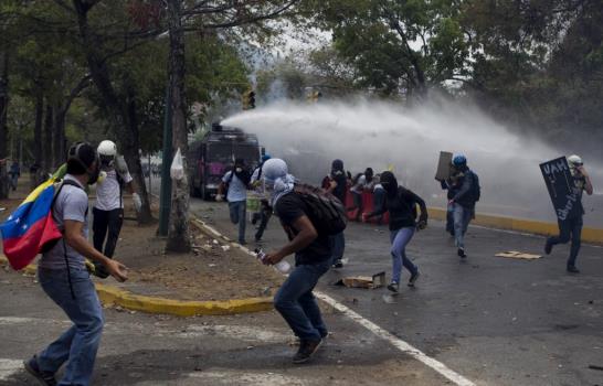 Al menos dos heridos en choques entre estudiantes y policías en Caracas