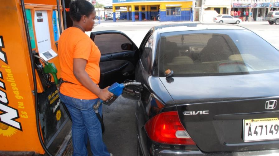 En República Dominicana la gasolina es tres dólares más cara que en el mercado internacional En República Dominicana la gasolina es tres dólares más cara que en el mercado internacional
