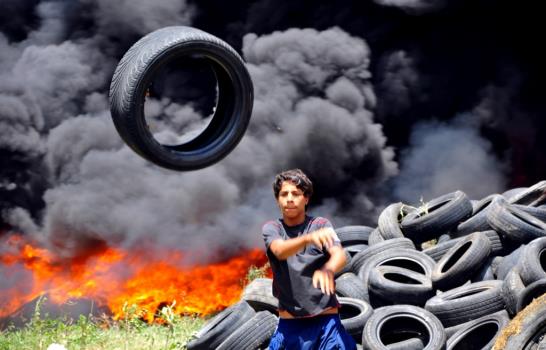 Vuelven a incendiar depósito de neumáticos en Santiago