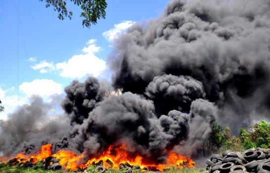 Vuelven a incendiar depósito de neumáticos en Santiago