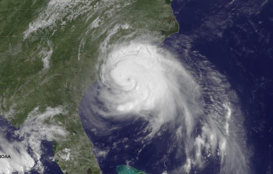 Arthur a punto de convertirse en huracán categoría 2 a su paso por Carolina del Norte