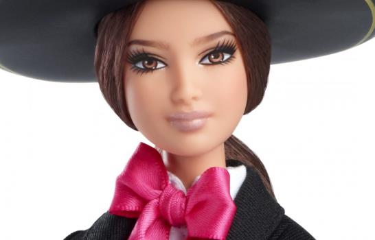 La muñeca Barbie se viste con el tradicional traje de mariachi mexicano