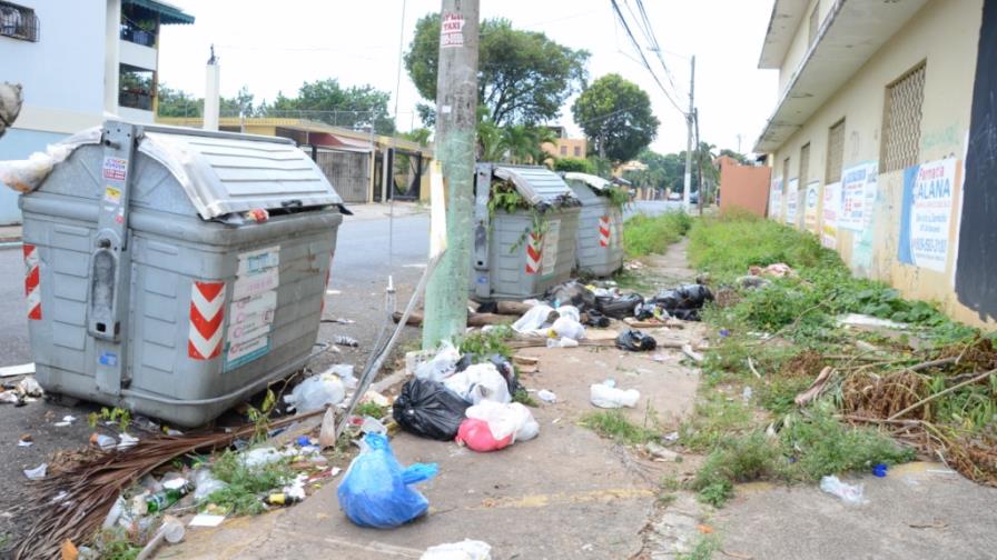 Arrojan basura fuera de contenedores