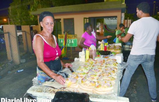 Viven de la pelota fuera de las líneas de cal; servicios demandan peloteros y fanáticos