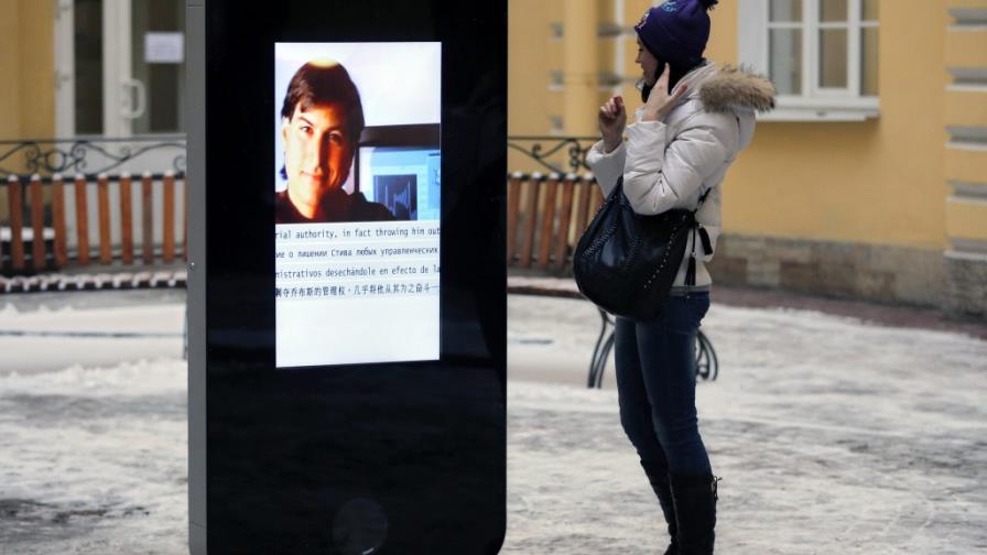 Retiran estatua rusa de Apple tras conocerse que su director es gay Retiran estatua rusa de Apple tras conocerse que su director es gay