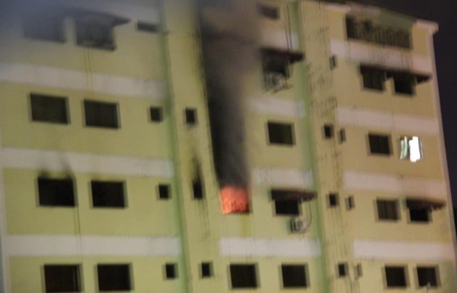 Fuego afecta apartamento en torre de Arroyo Hondo