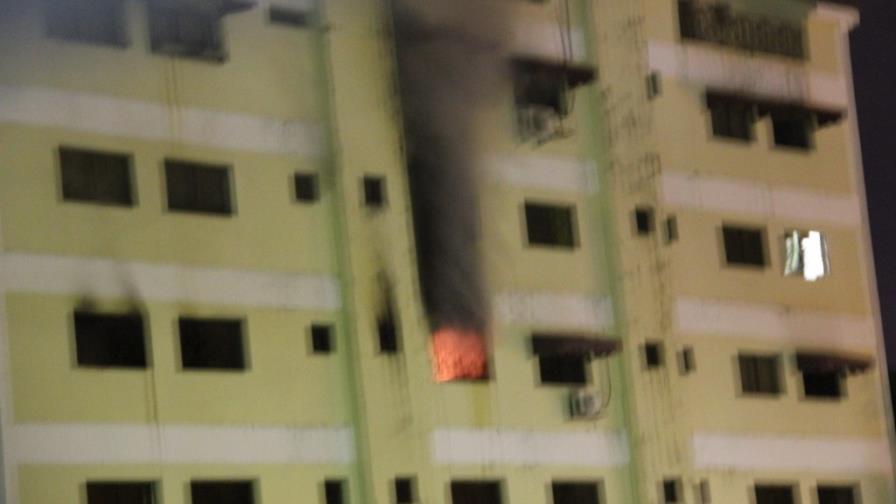 Fuego afecta apartamento en torre de Arroyo Hondo