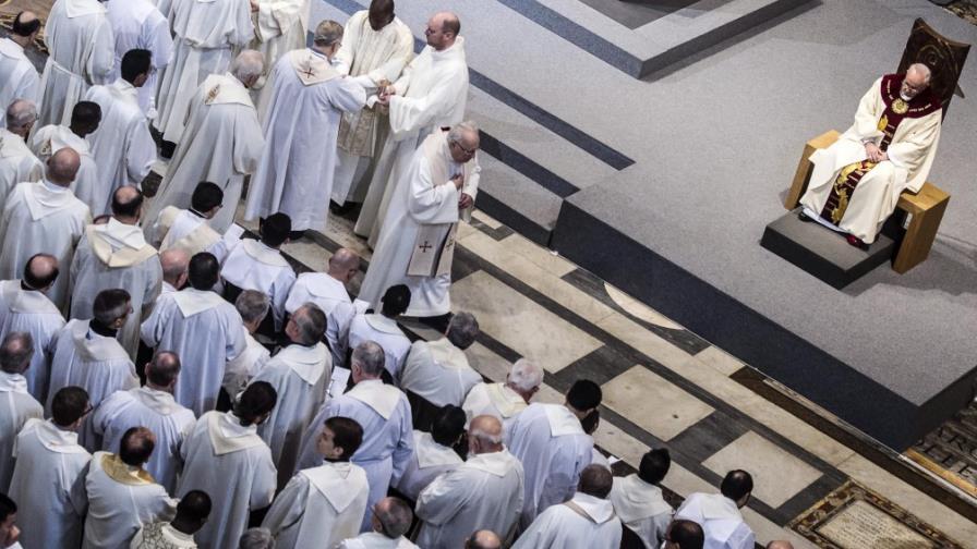 Papa dice que realidades como las parejas gays son un desafío educativo nuevo