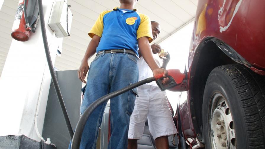 Algunas estaciones de combustibles garantizan suministro mañana