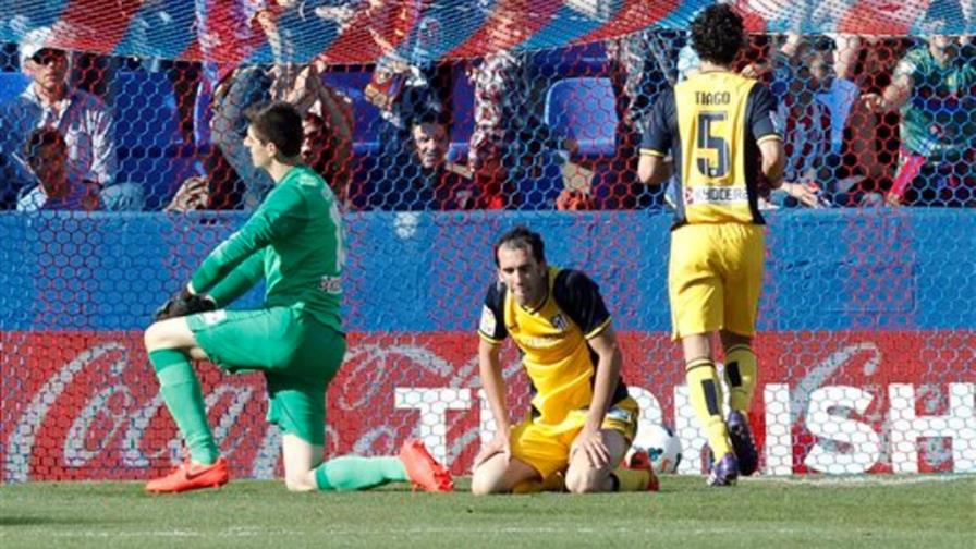 Atlético cae 2-0 Levante, sigue dueño de su suerte