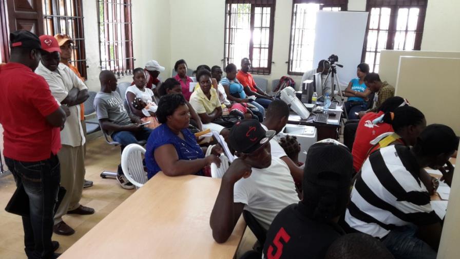 En los dos primeros días acuden 1,906 extranjeros a regularizarse