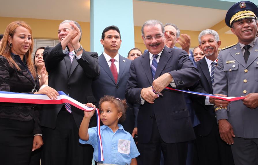 Presidente Medina inaugura siete escuelas más para la tanda extendida en Santo Domingo Este
