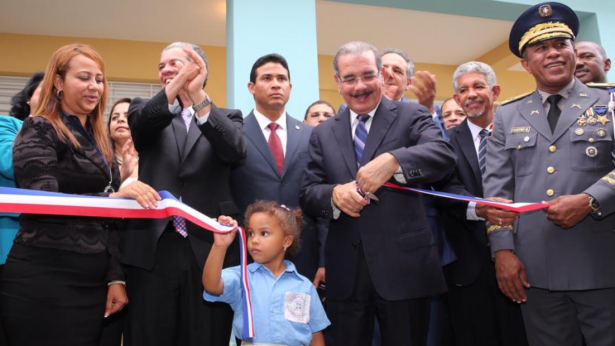 Presidente Medina inaugura siete escuelas más para la tanda extendida en Santo Domingo Este